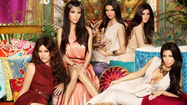 Kardashianien perhe kuuluu maailman tunnetuimpiin reality-julkkiksiin. Heidän elämäänsä voi seurata sarjassa Keeping up with the Kardashians